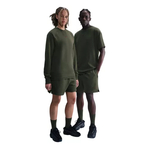 NOCTA Cardinal Fleece Shorts Cargo Khaki/Team Red šortky khaki-červené — produktová fotografia na bielom pozadí, bočný pohľad