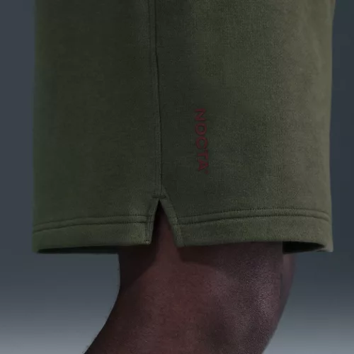 NOCTA Cardinal Fleece Shorts Cargo Khaki/Team Red šortky khaki-červené — produktová fotografia na bielom pozadí, bočný pohľad