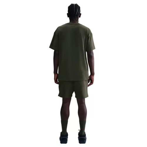 NOCTA Cardinal Fleece Shorts Cargo Khaki/Team Red šortky khaki-červené — produktová fotografia na bielom pozadí, bočný pohľad
