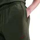 NOCTA Cardinal Fleece Shorts Cargo Khaki/Team Red šortky khaki-červené — produktová fotografia na bielom pozadí, bočný pohľad