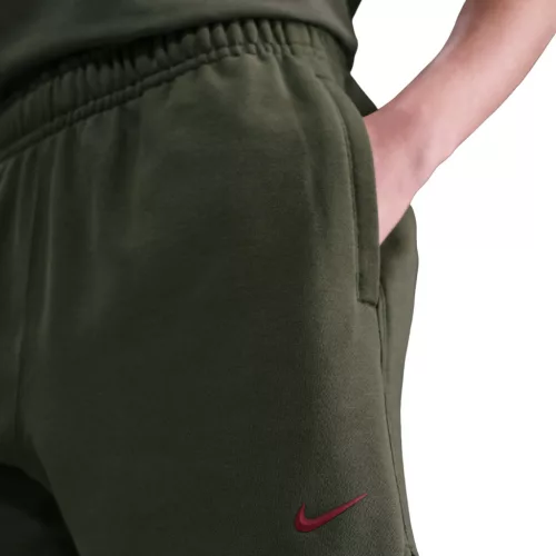 NOCTA Cardinal Fleece Shorts Cargo Khaki/Team Red šortky khaki-červené — produktová fotografia na bielom pozadí, bočný pohľad