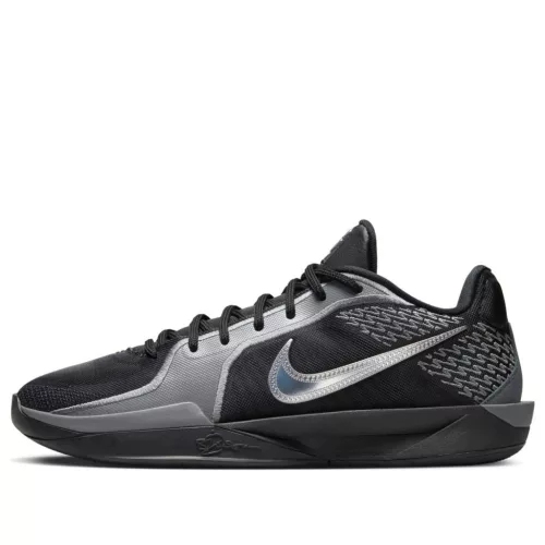 Nike Sabrina 2 Mirrored dámske nízke basketbalové tenisky — produktová fotografia na bielom pozadí, bočný pohľad