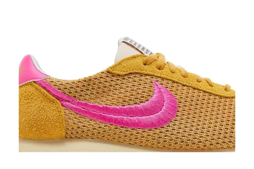 Nike LD-1000 SP Stussy Sanded Gold nízke streetové tenisky zlaté — produktová fotografia na bielom pozadí, bočný pohľad