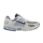 Air Zoom Vomero 5 'Light Armory Blue' dámske nízke bežecké tenisky modré — produktová fotografia na bielom pozadí, bočný pohľad