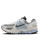 Air Zoom Vomero 5 'Light Armory Blue' dámske nízke bežecké tenisky modré — produktová fotografia na bielom pozadí, bočný pohľad