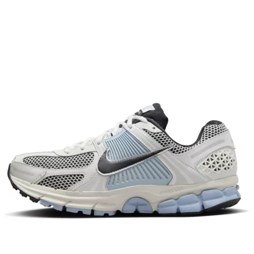 Air Zoom Vomero 5 'Light Armory Blue' dámske nízke bežecké tenisky modré — produktová fotografia na bielom pozadí, bočný pohľad