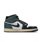 Jordan 1 Mid SE Oxidized Green dámske polovysoké streetové tenisky zelené — produktová fotografia na bielom pozadí, bočný pohľad