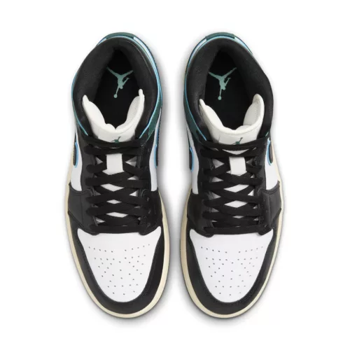 Jordan 1 Mid SE Oxidized Green dámske polovysoké streetové tenisky zelené — produktová fotografia na bielom pozadí, bočný pohľad
