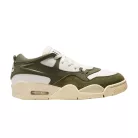 Air Jordan 4 RM 'Medium Olive' dámske nízke streetové tenisky olivové — produktová fotografia na bielom pozadí, bočný pohľad