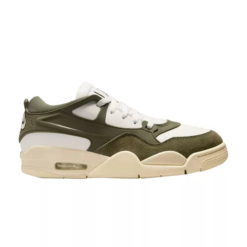 Air Jordan 4 RM 'Medium Olive' dámske nízke streetové tenisky olivové — produktová fotografia na bielom pozadí, bočný pohľad
