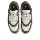 Air Jordan 4 RM 'Medium Olive' dámske nízke streetové tenisky olivové — produktová fotografia na bielom pozadí, bočný pohľad