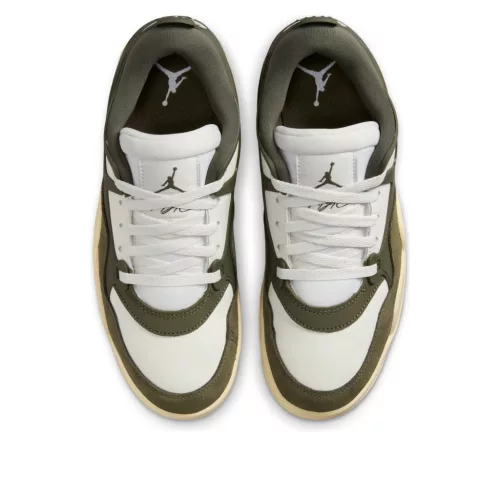 Air Jordan 4 RM 'Medium Olive' dámske nízke streetové tenisky olivové — produktová fotografia na bielom pozadí, bočný pohľad