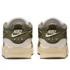 Air Jordan 4 RM 'Medium Olive' dámske nízke streetové tenisky olivové — produktová fotografia na bielom pozadí, bočný pohľad