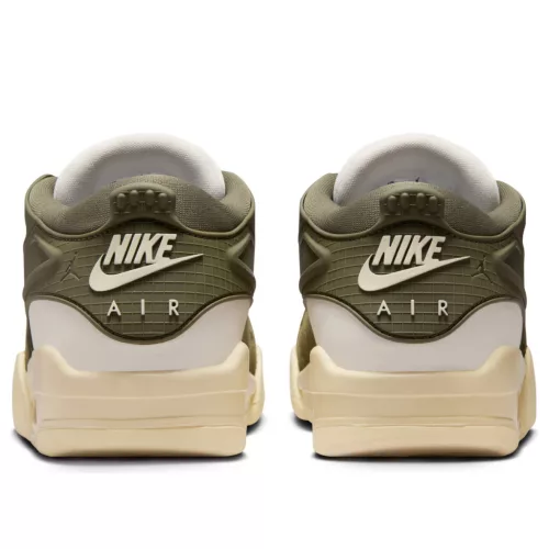 Air Jordan 4 RM 'Medium Olive' dámske nízke streetové tenisky olivové — produktová fotografia na bielom pozadí, bočný pohľad