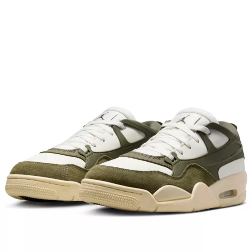 Air Jordan 4 RM 'Medium Olive' dámske nízke streetové tenisky olivové — produktová fotografia na bielom pozadí, bočný pohľad