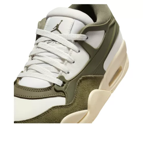Air Jordan 4 RM 'Medium Olive' dámske nízke streetové tenisky olivové — produktová fotografia na bielom pozadí, bočný pohľad