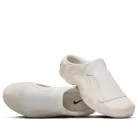 Nike Clogposite Light Orewood Brown nízke streetové tenisky hnedé — produktová fotografia na bielom pozadí, bočný pohľad