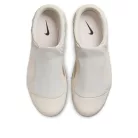 Nike Clogposite Light Orewood Brown nízke streetové tenisky hnedé — produktová fotografia na bielom pozadí, bočný pohľad