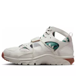 Nike Air Trainer Huarache Corteiz Light Bone nízke streetové tenisky béžové — produktová fotografia na bielom pozadí, bočný pohľad