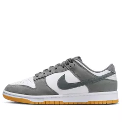Nike Dunk Low Smoke Grey Gum 3M Swoosh nízke streetové tenisky sivé — produktová fotografia na bielom pozadí, bočný pohľad