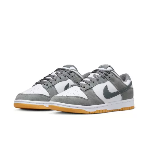 Nike Dunk Low Smoke Grey Gum 3M Swoosh nízke streetové tenisky sivé — produktová fotografia na bielom pozadí, bočný pohľad