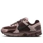 Nike Zoom Vomero 5 Plum Eclipse dámske nízke bežecké tenisky — produktová fotografia na bielom pozadí, bočný pohľad