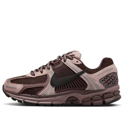 Nike Zoom Vomero 5 Plum Eclipse dámske nízke bežecké tenisky — produktová fotografia na bielom pozadí, bočný pohľad