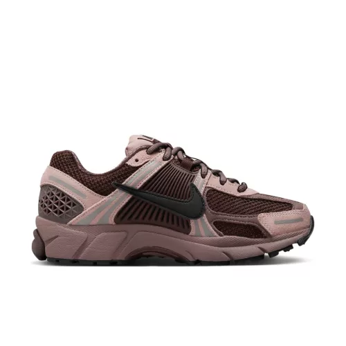 Nike Zoom Vomero 5 Plum Eclipse dámske nízke bežecké tenisky — produktová fotografia na bielom pozadí, bočný pohľad
