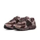 Nike Zoom Vomero 5 Plum Eclipse dámske nízke bežecké tenisky — produktová fotografia na bielom pozadí, bočný pohľad