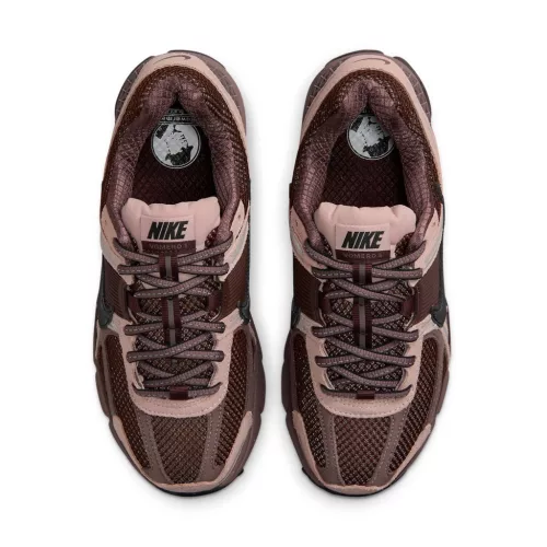 Nike Zoom Vomero 5 Plum Eclipse dámske nízke bežecké tenisky — produktová fotografia na bielom pozadí, bočný pohľad