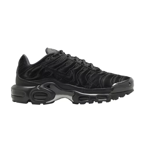 Nike Air Max Plus Black Anthracite Sail dámske nízke streetové tenisky čierne-tmavosivé — produktová fotografia na bielom pozadí, bočný pohľad