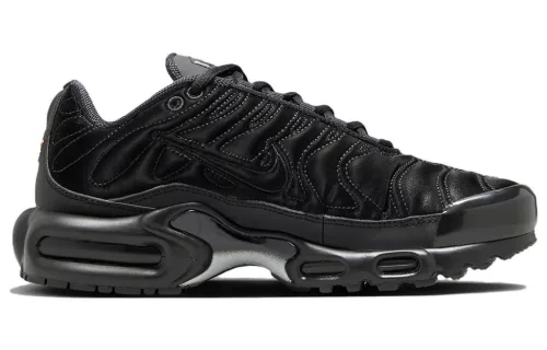 Nike Air Max Plus Black Anthracite Sail dámske nízke streetové tenisky čierne-tmavosivé — produktová fotografia na bielom pozadí, bočný pohľad