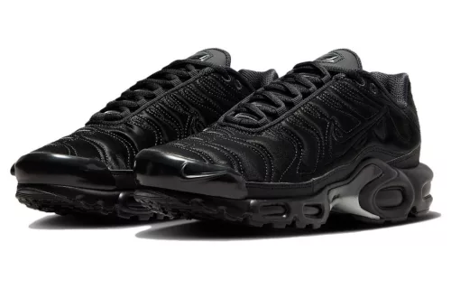Nike Air Max Plus Black Anthracite Sail dámske nízke streetové tenisky čierne-tmavosivé — produktová fotografia na bielom pozadí, bočný pohľad