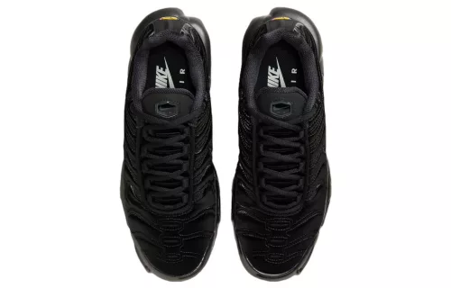 Nike Air Max Plus Black Anthracite Sail dámske nízke streetové tenisky čierne-tmavosivé — produktová fotografia na bielom pozadí, bočný pohľad