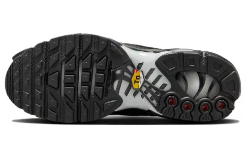 Nike Air Max Plus Black Anthracite Sail dámske nízke streetové tenisky čierne-tmavosivé — produktová fotografia na bielom pozadí, bočný pohľad