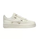 Nike Air Force 1 '07 LX CN Sail Gold Mini Swooshes dámske nízke streetové tenisky biele-zlaté — produktová fotografia na bielom pozadí, bočný pohľad