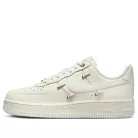 Nike Air Force 1 '07 LX CN Sail Gold Mini Swooshes dámske nízke streetové tenisky biele-zlaté — produktová fotografia na bielom pozadí, bočný pohľad