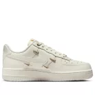 Nike Air Force 1 '07 LX CN Sail Gold Mini Swooshes dámske nízke streetové tenisky biele-zlaté — produktová fotografia na bielom pozadí, bočný pohľad