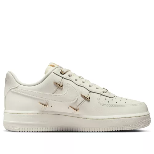 Nike Air Force 1 '07 LX CN Sail Gold Mini Swooshes dámske nízke streetové tenisky biele-zlaté — produktová fotografia na bielom pozadí, bočný pohľad
