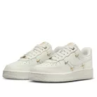 Nike Air Force 1 '07 LX CN Sail Gold Mini Swooshes dámske nízke streetové tenisky biele-zlaté — produktová fotografia na bielom pozadí, bočný pohľad