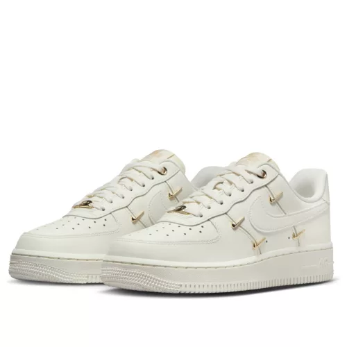 Nike Air Force 1 '07 LX CN Sail Gold Mini Swooshes dámske nízke streetové tenisky biele-zlaté — produktová fotografia na bielom pozadí, bočný pohľad