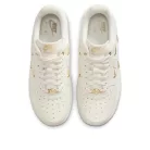 Nike Air Force 1 '07 LX CN Sail Gold Mini Swooshes dámske nízke streetové tenisky biele-zlaté — produktová fotografia na bielom pozadí, bočný pohľad