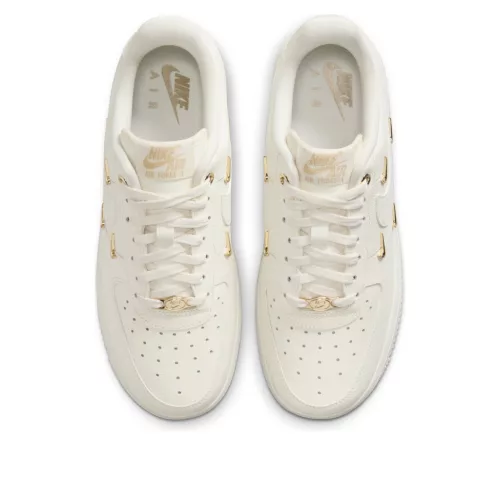 Nike Air Force 1 '07 LX CN Sail Gold Mini Swooshes dámske nízke streetové tenisky biele-zlaté — produktová fotografia na bielom pozadí, bočný pohľad