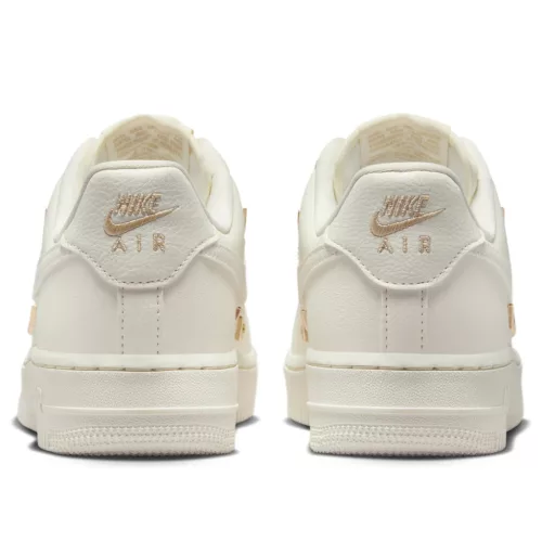 Nike Air Force 1 '07 LX CN Sail Gold Mini Swooshes dámske nízke streetové tenisky biele-zlaté — produktová fotografia na bielom pozadí, bočný pohľad