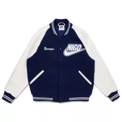 Nike x Nigo NRG Varsity Jacket Navy bunda tmavomodrá — produktová fotografia na bielom pozadí, bočný pohľad
