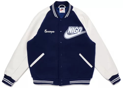 Nike x Nigo NRG Varsity Jacket Navy bunda tmavomodrá — produktová fotografia na bielom pozadí, bočný pohľad