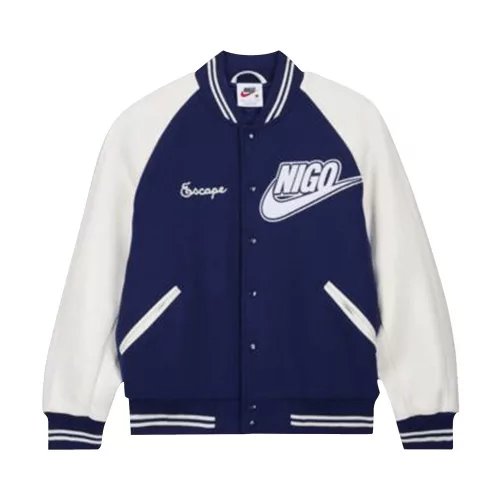 Nike x Nigo NRG Varsity Jacket Navy bunda tmavomodrá — produktová fotografia na bielom pozadí, bočný pohľad