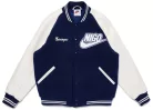 Nike x Nigo NRG Varsity Jacket Navy bunda tmavomodrá — produktová fotografia na bielom pozadí, bočný pohľad