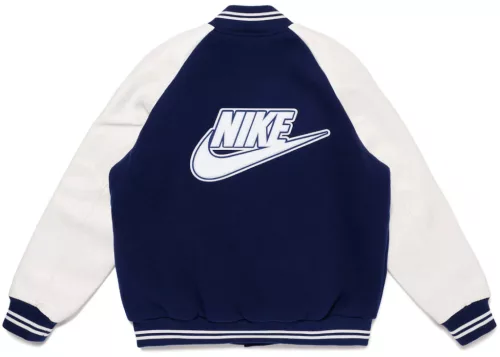 Nike x Nigo NRG Varsity Jacket Navy bunda tmavomodrá — produktová fotografia na bielom pozadí, bočný pohľad