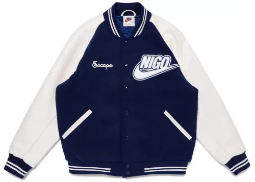 Nike x Nigo NRG Varsity Jacket Navy bunda tmavomodrá — produktová fotografia na bielom pozadí, bočný pohľad